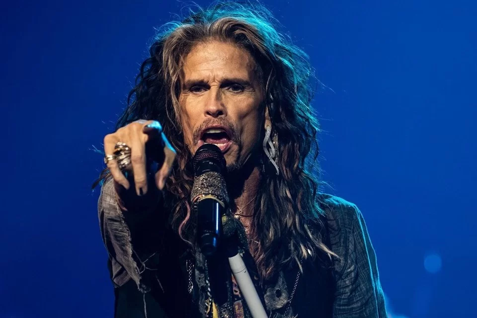 Imagem Ilustrando a Notícia: Steven Tyler, vocalista da banda Aerosmith, nega acusação de abuso sexual contra menor de idade e afirma que caso foi consensual