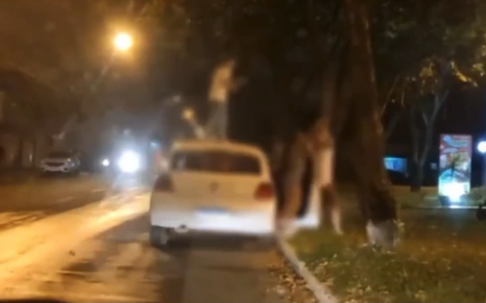 Imagem Ilustrando a Notícia: Mulher dá tiro para o alto enquanto pessoa destruia o veículo dela durante confusão em Goiânia; Veja o vídeo
