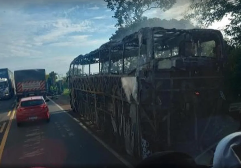 Imagem Ilustrando a Notícia: Ônibus que saiu de Goiânia fica destruído após pegar fogo na BR-153