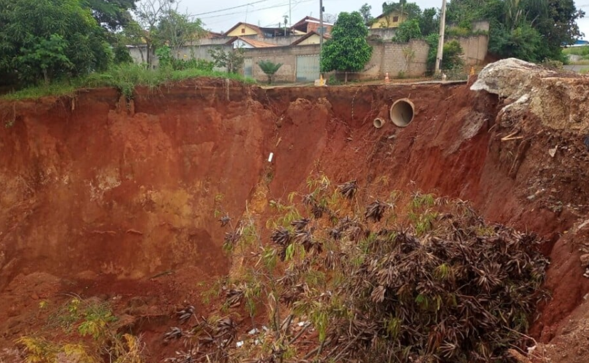Imagem Ilustrando a Notícia: Erosão ameaça engolir casas em Anápolis; caso já tem 10 anos