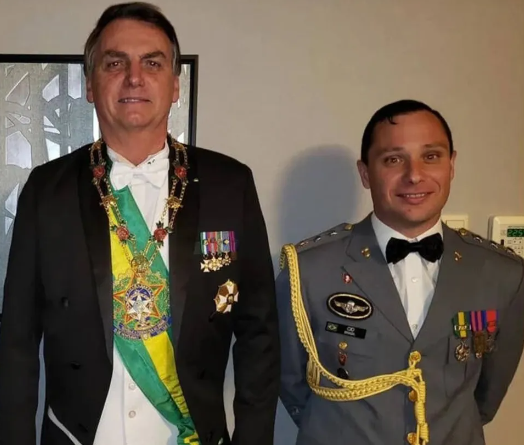 Imagem Ilustrando a Notícia: Coronel Cid disse que joias iriam para acervo pessoal de Bolsonaro, afirma assessor