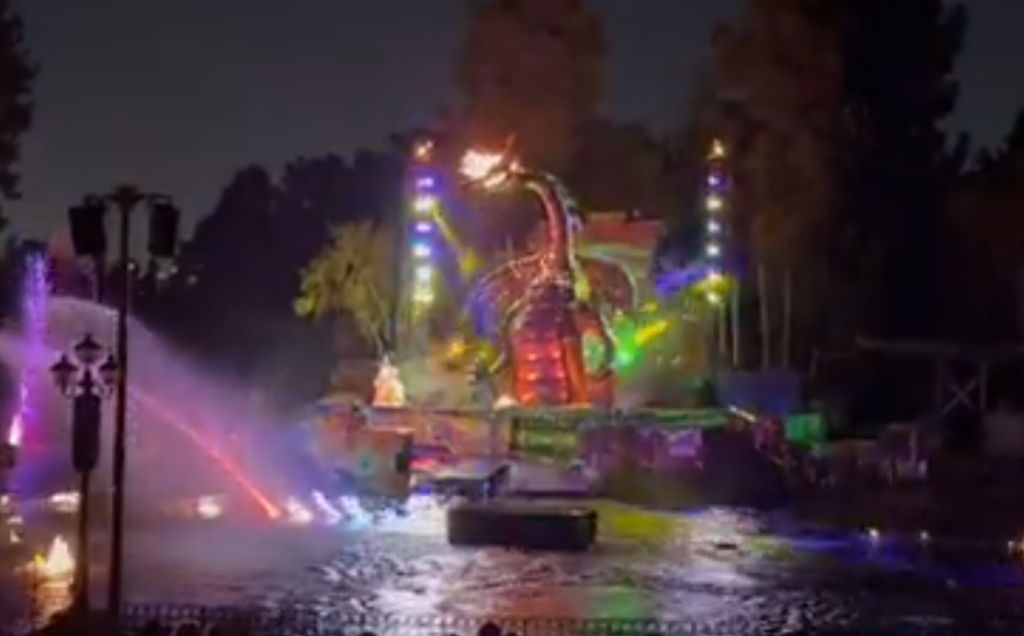 Imagem Ilustrando a Notícia: Dragão de 10 metros pega fogo durante show em parque da Disney, na Califórnia