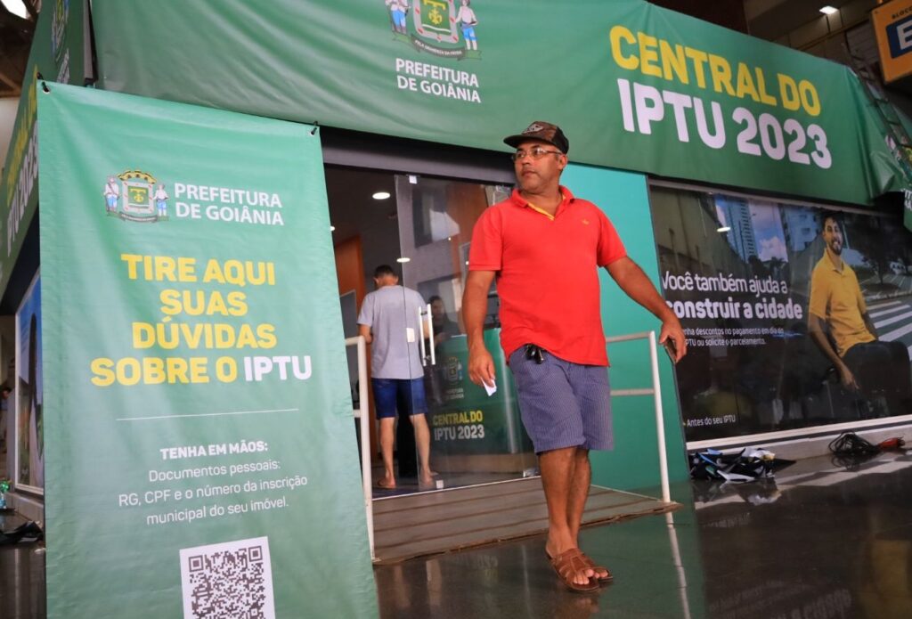 Imagem Ilustrando a Notícia: 800 atendimentos foram registrados em 3 dias na Central do IPTU