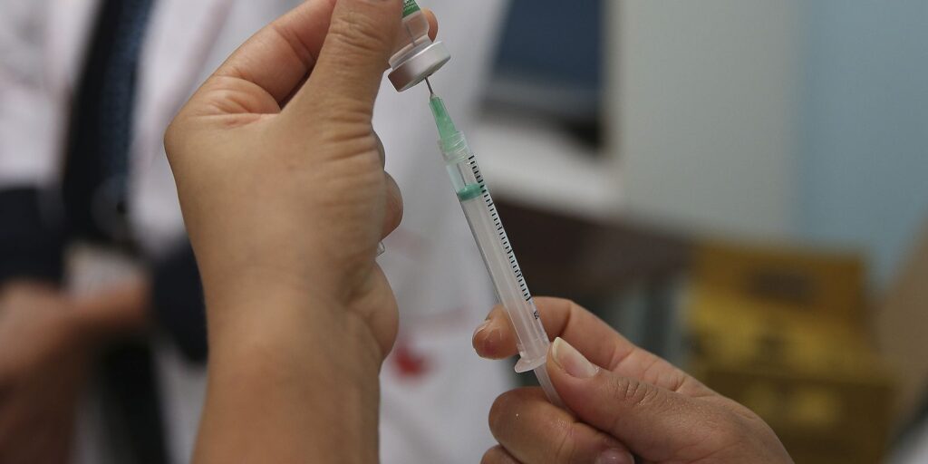 Imagem Ilustrando a Notícia: Prefeitura de Goiânia mantém vacinação e testagem no feriado prolongado de Finados