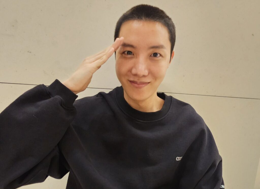 Imagem Ilustrando a Notícia: J-Hope, membro do BTS, publica foto de cabeça raspada e inicia serviço militar na Coreia do Sul