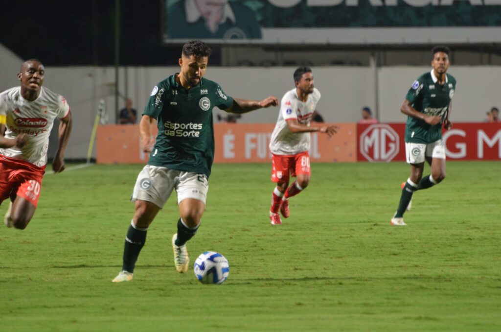 Imagem Ilustrando a Notícia: Goiás perde muitas oportunidades e estreia na Sul-Americana com um 0 a 0