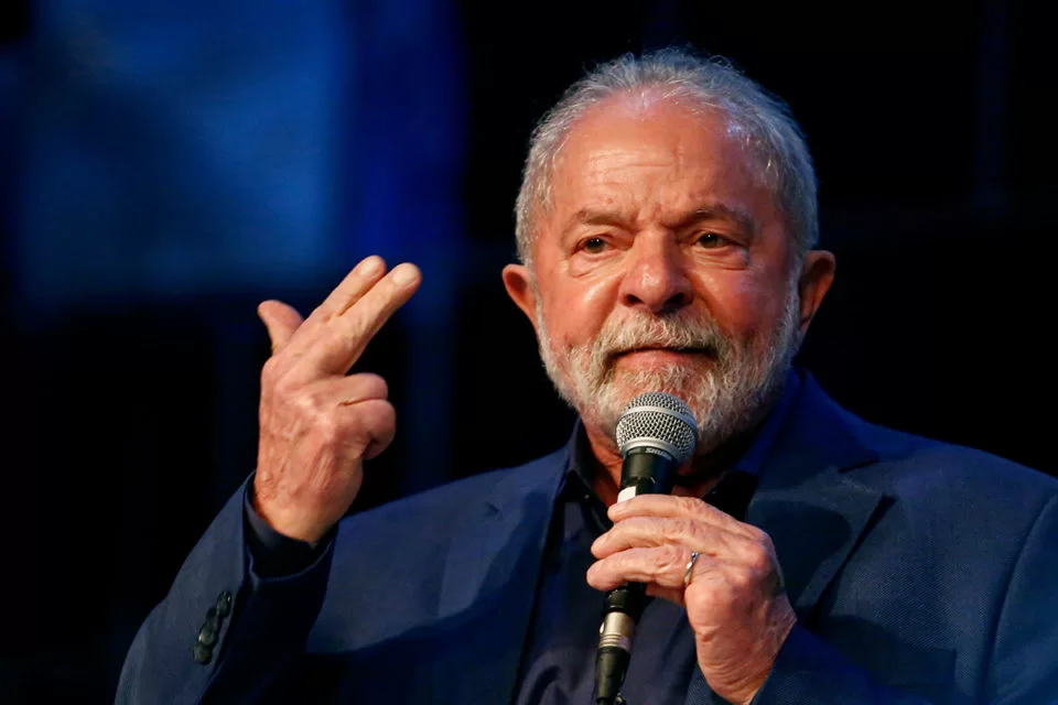 Imagem Ilustrando a Notícia: Lula nega mudanças na política de preços da Petrobras