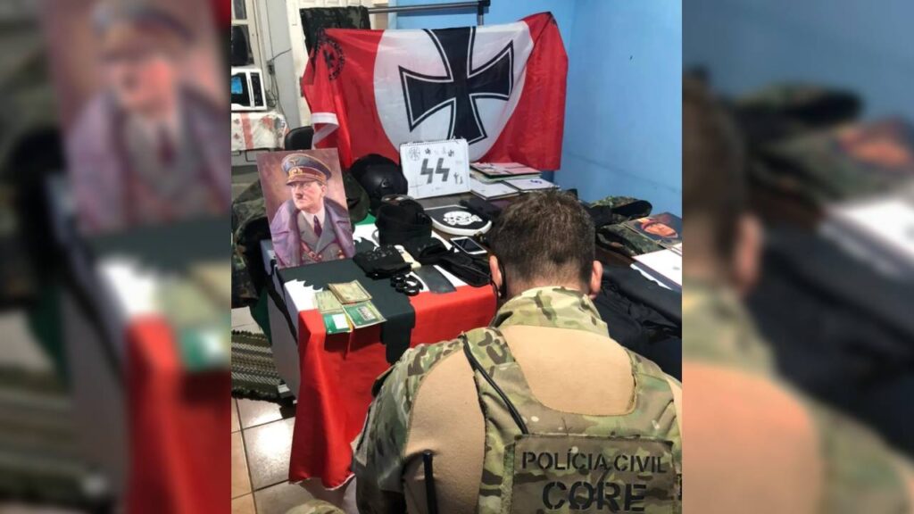 Imagem Ilustrando a Notícia: Após filho ser detido por ameaças de massacre, pais são presos com coleção de símbolos nazistas em casa