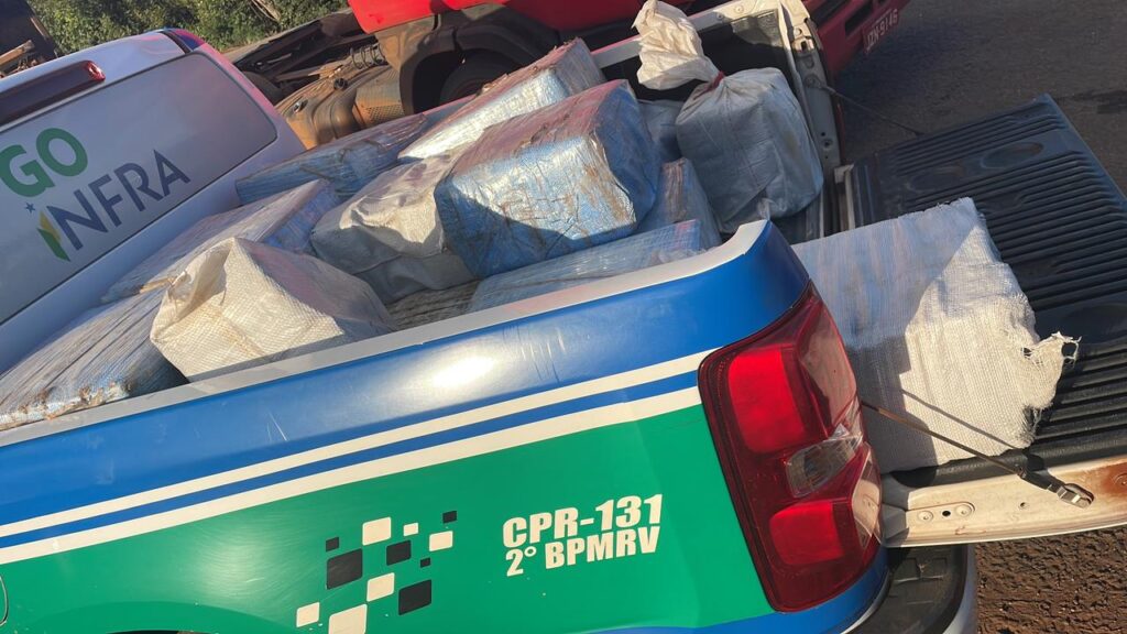 Imagem Ilustrando a Notícia: Cerca de 600 quilos de cocaína são encontradas dentro fundo falso no reboque de caminhão em Nova Crixás
