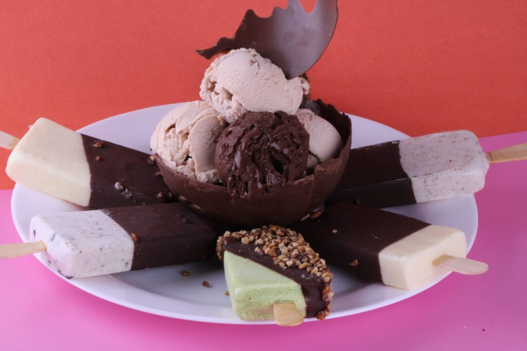 Imagem Ilustrando a Notícia: Gelateria em Goiânia serve gelato em taça feita de chocolate puro na Semana Santa