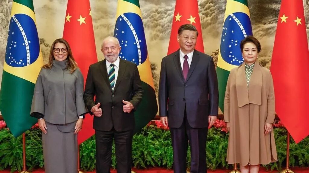 Imagem Ilustrando a Notícia: Lula se encontra com Xi Jinping em Pequim e assina acordos