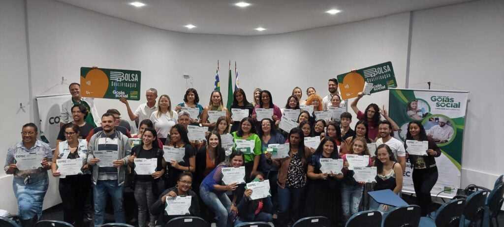 Imagem Ilustrando a Notícia: Governo de Goiás entrega certificados a formandos dos Cotecs