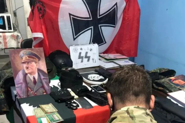 Imagem Ilustrando a Notícia: Justiça determina internação de adolescente apreendido com objetos nazistas