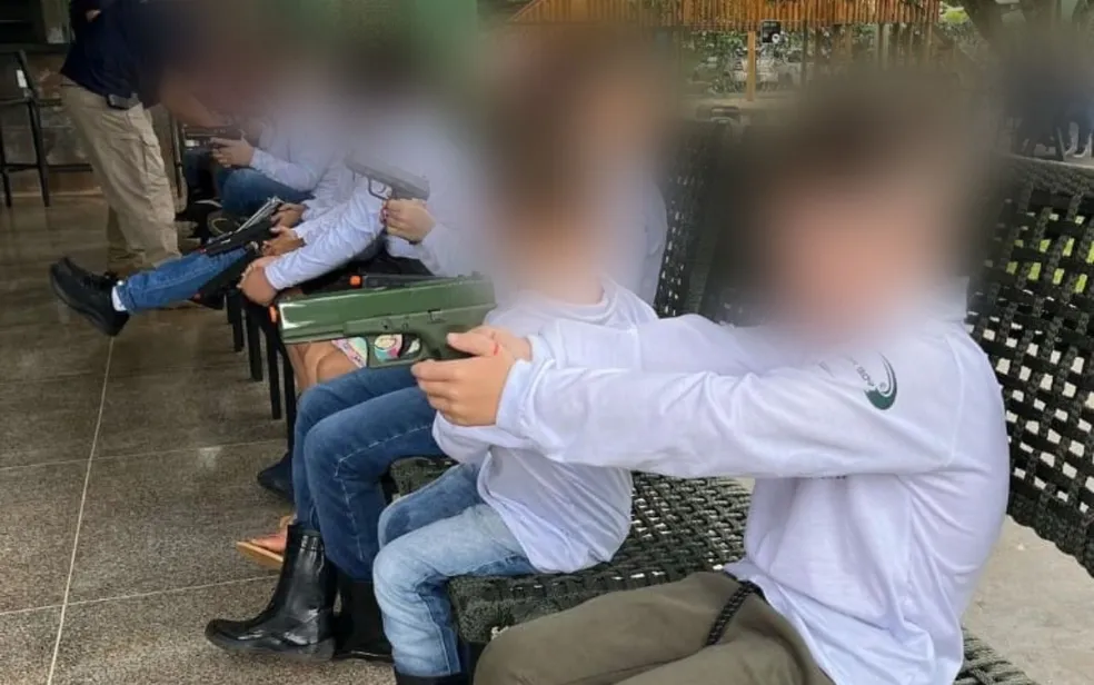 Imagem Ilustrando a Notícia: Crianças aparecem empunhando armas durante curso de atirador mirim em Jataí