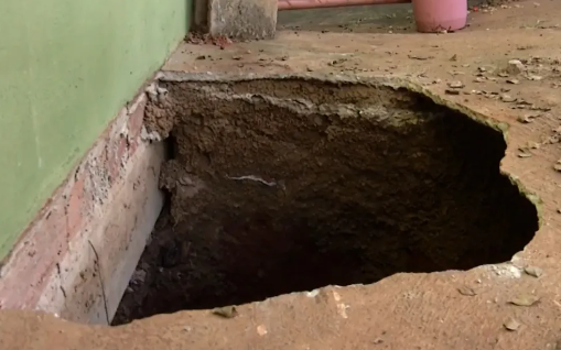 Imagem Ilustrando a Notícia: Mulher e cachorro são engolidos por buraco em casa de Anápolis