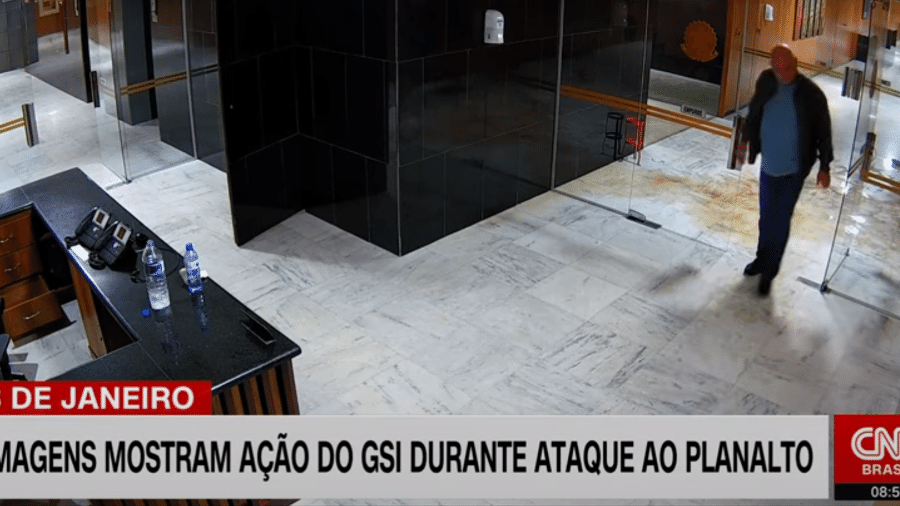 Imagem Ilustrando a Notícia: Imagens mostram ministro do GSI no Planalto durante atos terroristas