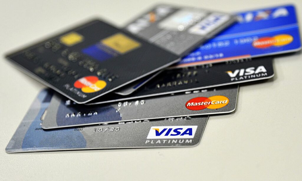 Imagem Ilustrando a Notícia: Bancos deverão entregar estudo sobre juros do rotativo do cartão