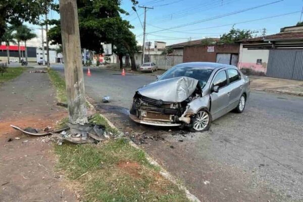 Imagem Ilustrando a Notícia: Goiás registra média de 15 colisões de carros contra postes por dia