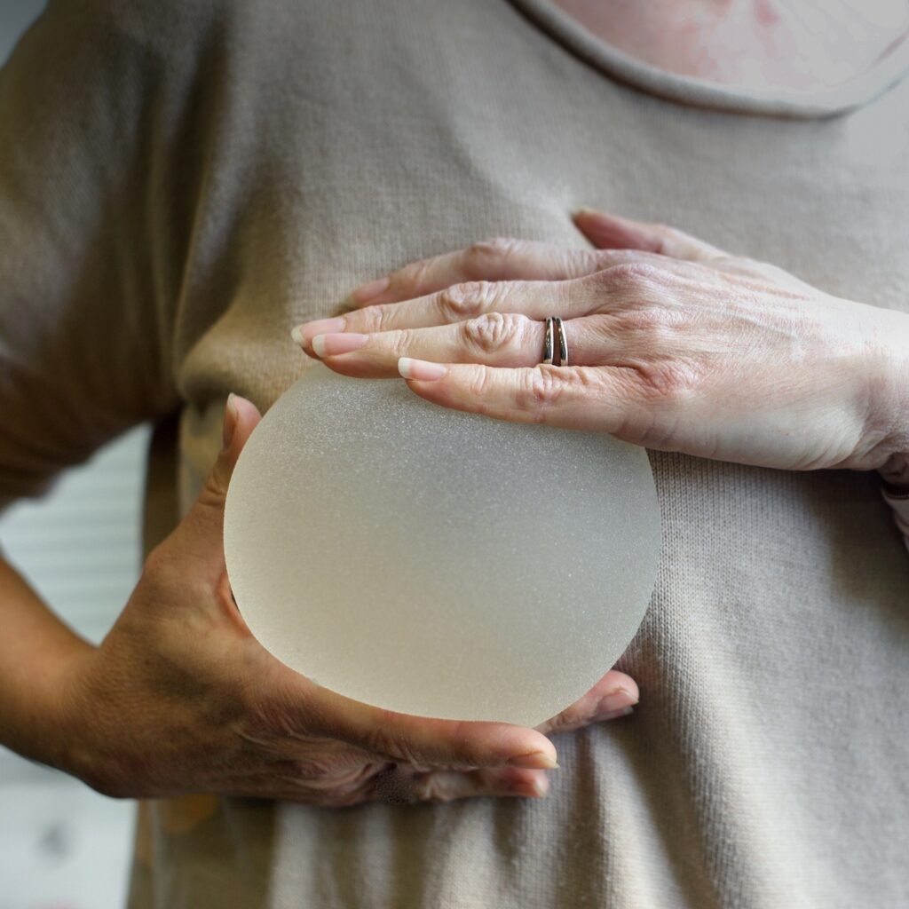 Imagem Ilustrando a Notícia: Lei garante troca de implante mamário para paciente de câncer