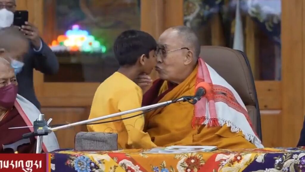 Imagem Ilustrando a Notícia: Vídeo: Dalai Lama beija menino na boca e pede desculpa após cenas causarem revolta