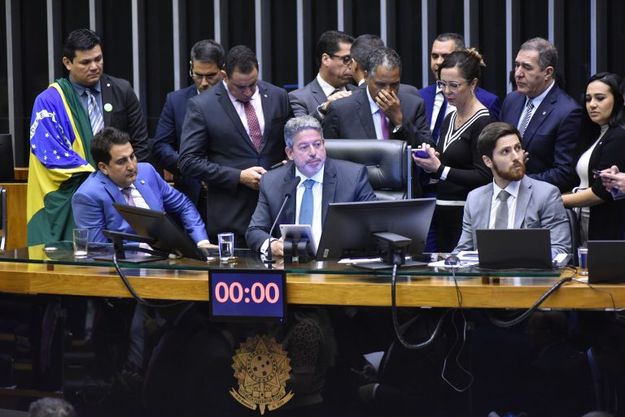 Imagem Ilustrando a Notícia: Câmara aprova urgência para PL das fake news