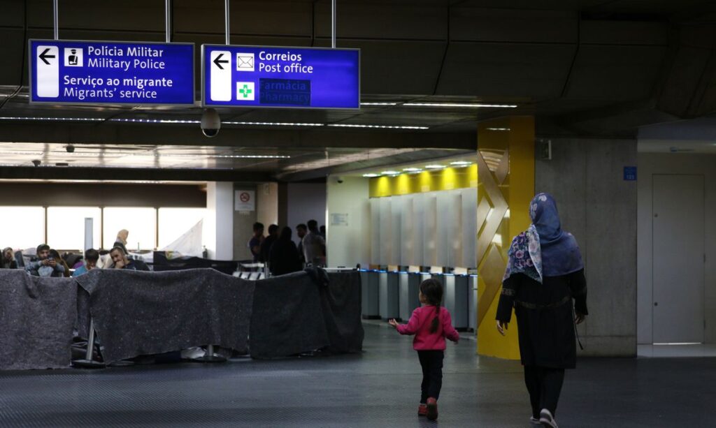 Imagem Ilustrando a Notícia: Imigrantes afegãos voltam a acampar no aeroporto de Guarulhos