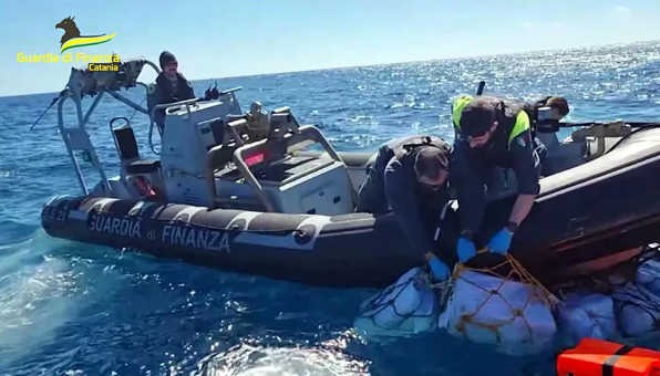 Imagem Ilustrando a Notícia: Itália apreende duas toneladas de cocaína que estavam boiando no mar