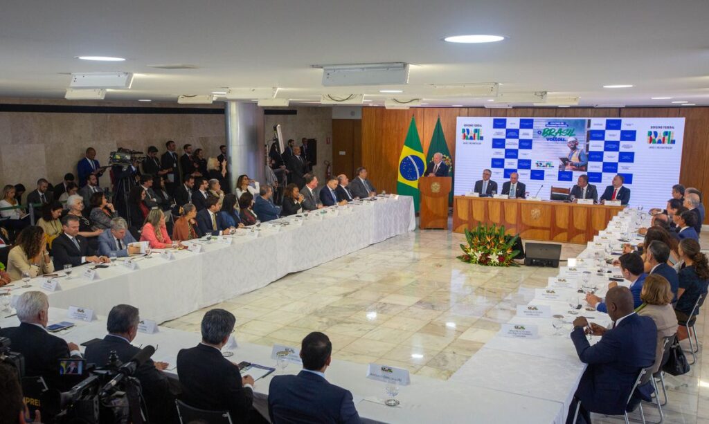 Imagem Ilustrando a Notícia: Lula anuncia novo plano de desenvolvimento com seis eixos