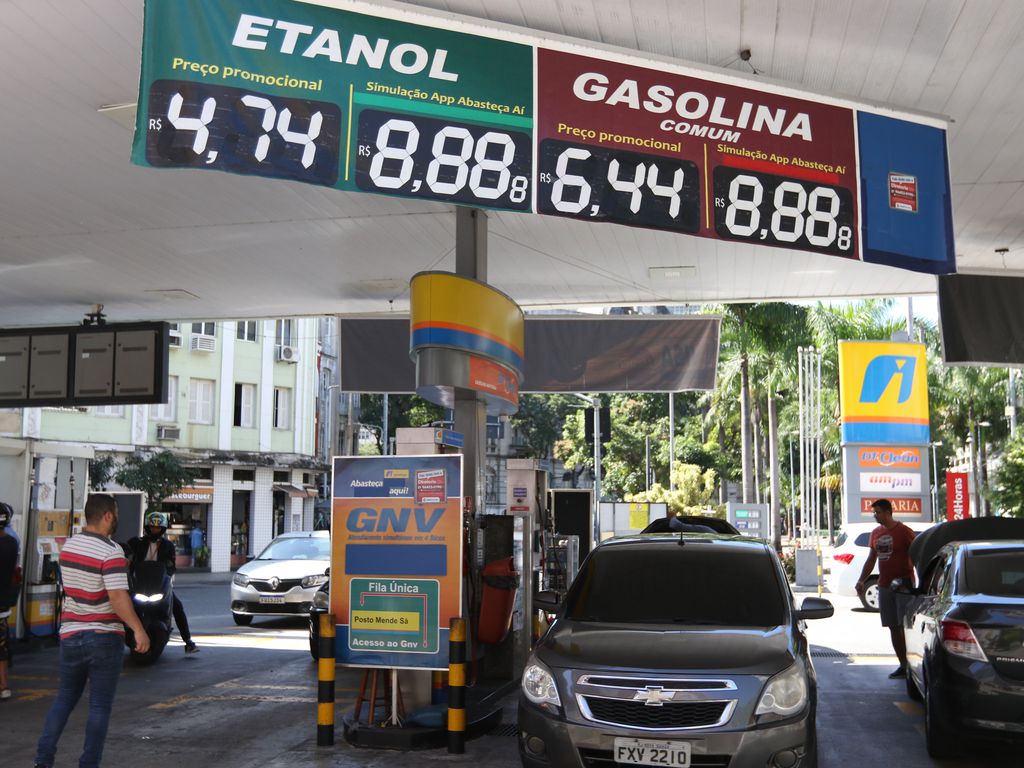 Imagem Ilustrando a Notícia: Único posto de Santa Bárbara de Goiás está há seis meses sem combustível, afirma prefeitura