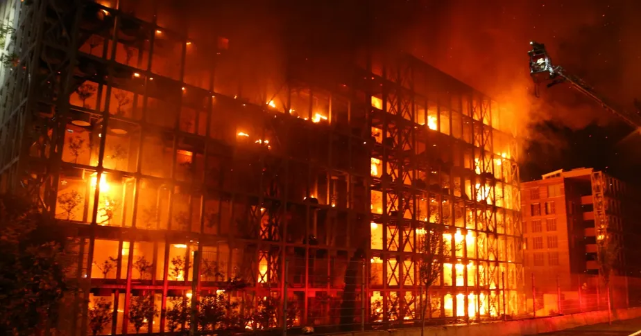 Imagem Ilustrando a Notícia: Incêndio de grandes proporções atinge prédio na Turquia; assista