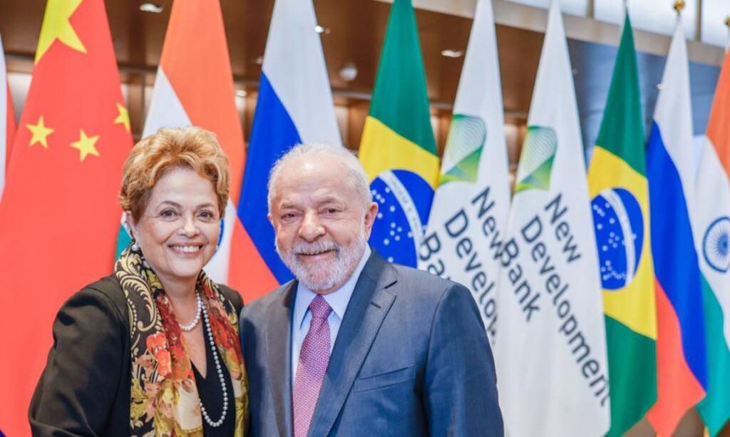 Imagem Ilustrando a Notícia: Dilma Rousseff é empossada como presidente do Banco do Brics e Lula destaca viés social