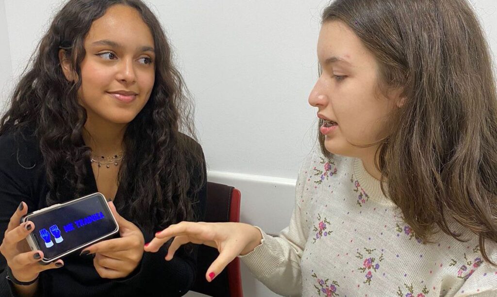 Imagem Ilustrando a Notícia: Estudantes do ensino técnico desenvolvem app para tradução em Libras