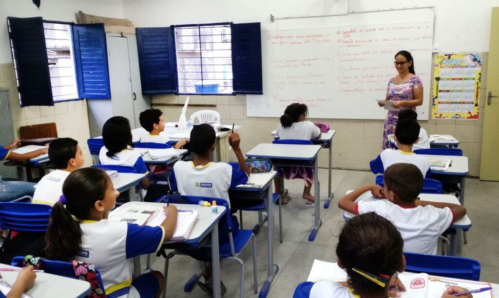 Imagem Ilustrando a Notícia: Governo libera R$ 4 bi para ampliar vagas de tempo integral em escolas