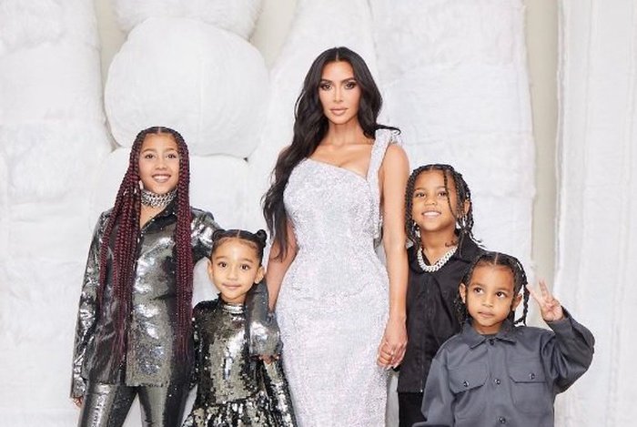 Imagem Ilustrando a Notícia: Kim Kardashian gera polêmica ao relatar que rotina com os filhos a faz chorar: ‘É selvagem’