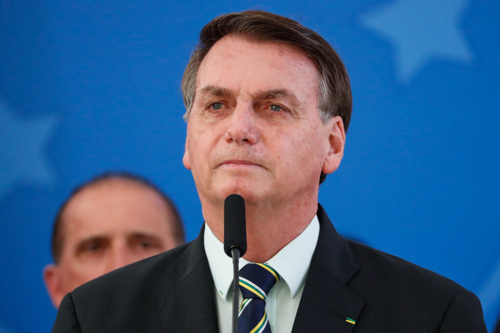 Imagem Ilustrando a Notícia: Bolsonaro nega ter mandado inserir dados falsos sobre vacina