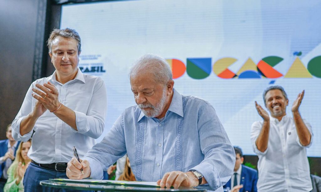 Imagem Ilustrando a Notícia: Lula diz que base de apoio no Congresso será testada a cada votação