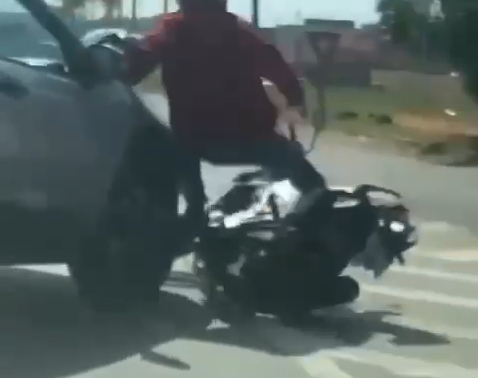 Imagem Ilustrando a Notícia: Após briga, motorista atropela motociclista de propósito em Goianira e é preso em flagrante; Veja o vídeo