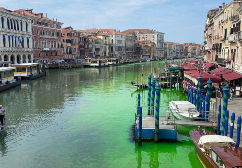 Imagem Ilustrando a Notícia: Canal de Veneza amanhece verde florescente e assusta turistas e moradores; veja vídeo