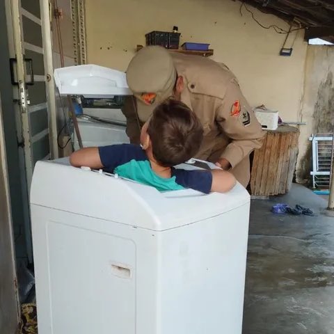 Imagem Ilustrando a Notícia: Criança fica presa em máquina de lavar e precisa ser resgatada por bombeiros, em Goiás