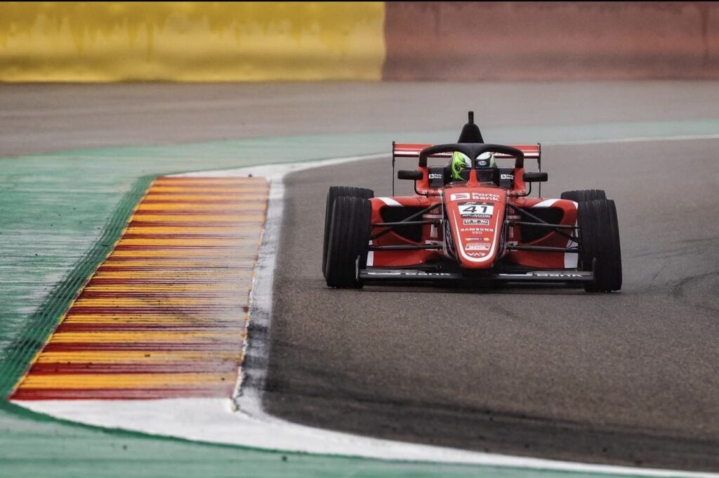 Imagem Ilustrando a Notícia: Fernando Barrichello faz balanço positivo da etapa de Aragón da Fórmula 4 Espanhola