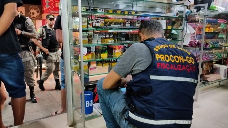 Imagem Ilustrando a Notícia: Procon Goiás fecha distribuidora de bebidas da Região Noroeste por venda de produtos vencidos