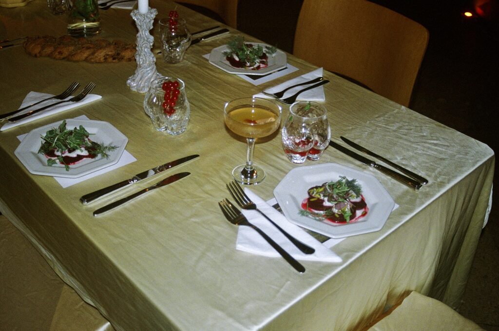 Imagem Ilustrando a Notícia: Restaurante vegano oferece jantar com nudismo