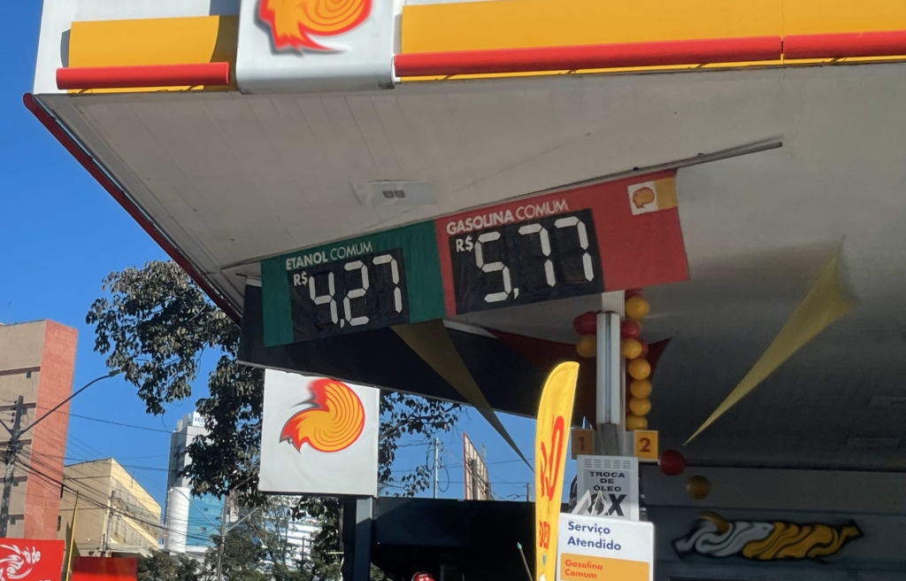 Imagem Ilustrando a Notícia: Mesmo com anúncio de redução, queda no preço dos combustíveis ainda é tímida em Goiânia