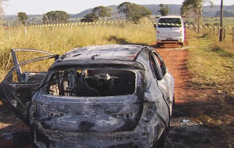 Imagem Ilustrando a Notícia: Irmãs mortas pelo pai foram encontradas queimando dentro de carro com membros expostos