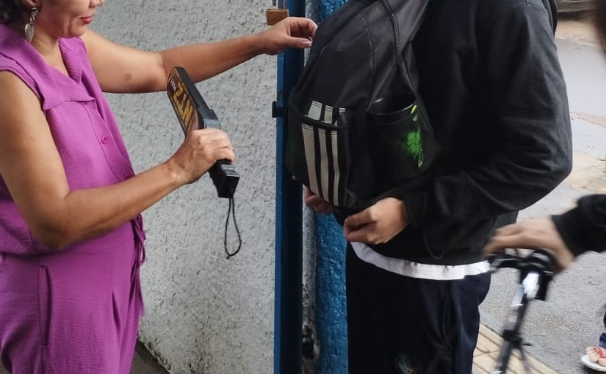 Imagem Ilustrando a Notícia: Prefeitura avalia retomada do uso de mochilas em escolas após implementação de detectores de metais