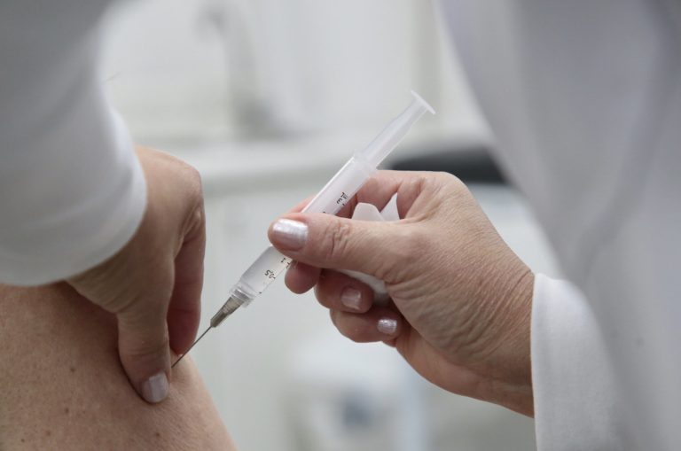 Imagem Ilustrando a Notícia: Governo de Goiás realiza Dia D e libera vacina contra Influenza para toda a população