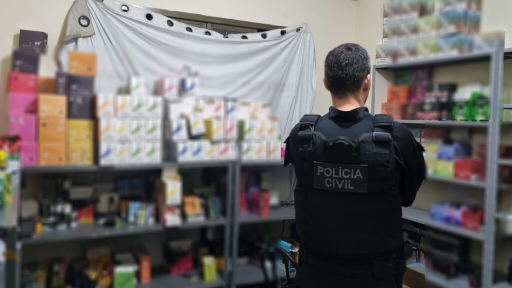 Imagem Ilustrando a Notícia: Polícia apreende 13 mil cigarros eletrônicos e acessórios avaliados em R$ 2 milhões, em Goiânia