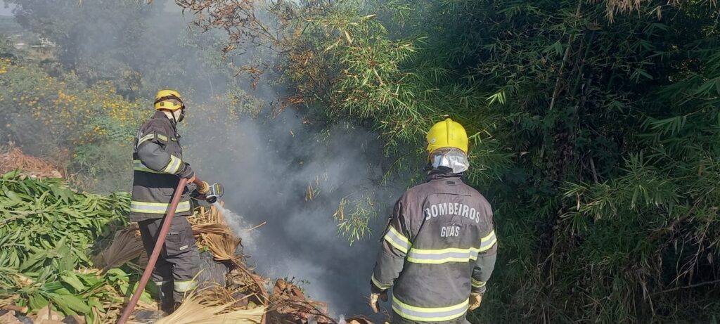 Imagem Ilustrando a Notícia: Homem sofre queimaduras após carro pegar fogo em acidente em Caldas Novas