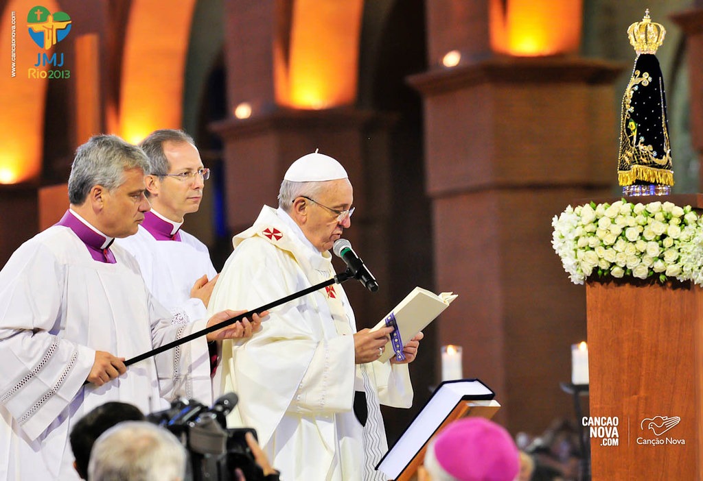 Imagem Ilustrando a Notícia: Papa pausa audiência no Vaticano para atender ligação