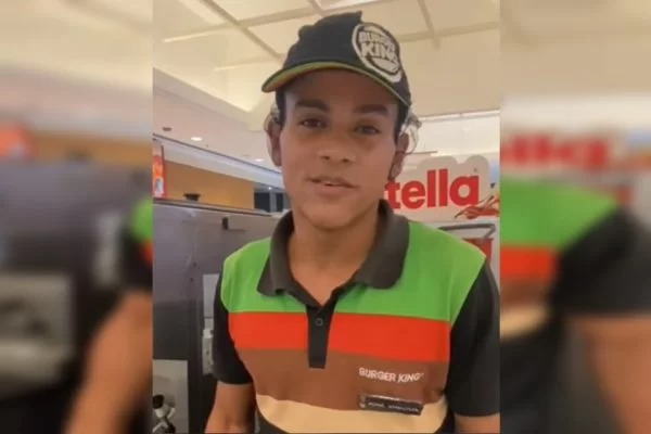 Imagem Ilustrando a Notícia: Vídeo: Funcionário do Burger King faz xixi nas calças por não poder deixar quiosque